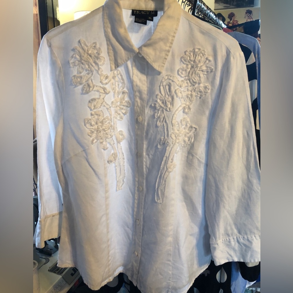 White Embroidered Floral Button-Up Shirt
Brand: Tracy M
Size XL